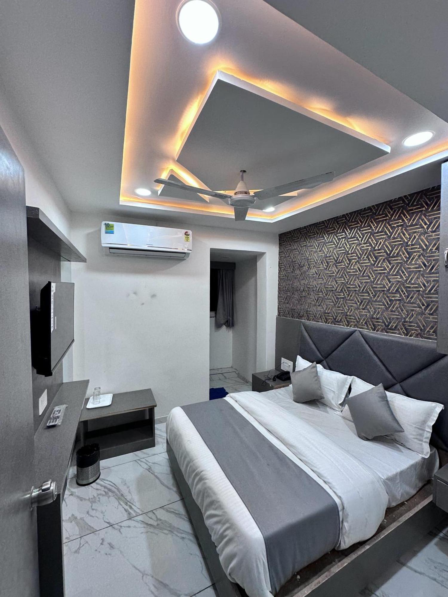 Hotel The Pacific Ahmedabad Airport Eksteriør billede